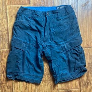 Kuhl mens size 30 Blue Cargo Shorts with Knee-Length Design